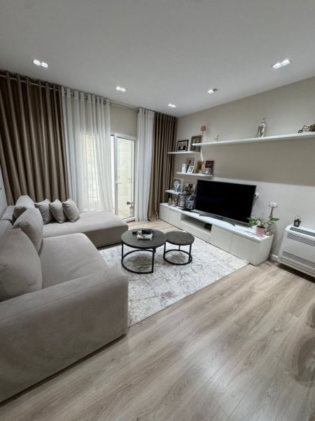 Tirane, shes apartament 1+1 Kati 6, 75 m² 120.000 € (Kombinat)