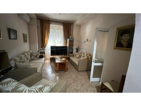 Tirane, jepet me qera apartament 2+1 Kati 1, 99 m² 900 € (Shallvaret)