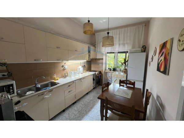 Tirane, jepet me qera apartament 2+1 Kati 1, 99 m² 900 € (Shallvaret)