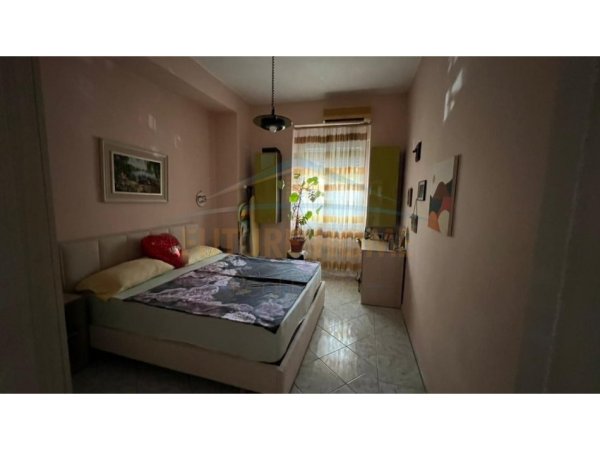 Tirane, jepet me qera apartament 2+1 Kati 1, 99 m² 900 € (Shallvaret)