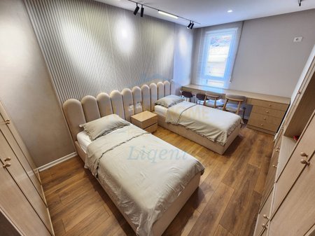 Tirane, jepet me qera apartament 3+1 Kati 3, 100 m² 700 € 