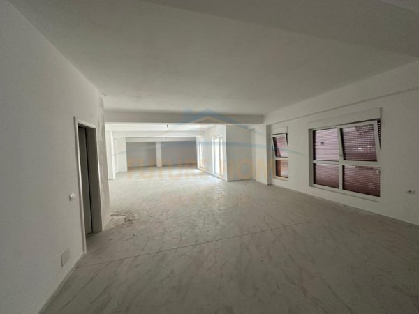 Tirane, jepet me qera ambjent biznesi Kati 0, 385 m² 2.500 € (Kompleksi Kaimi, Ali Demi)