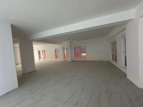 Tirane, jepet me qera ambjent biznesi Kati 0, 385 m² 2.500 € (Kompleksi Kaimi, Ali Demi)