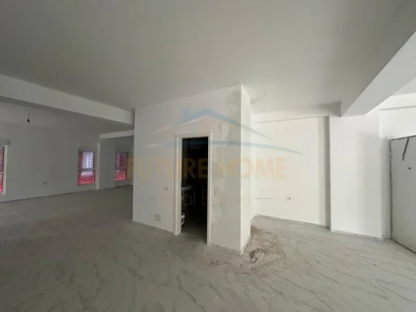 Tirane, jepet me qera ambjent biznesi Kati 0, 385 m² 2.500 € (Kompleksi Kaimi, Ali Demi)