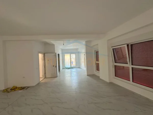 Tirane, jepet me qera ambjent biznesi Kati 0, 291 m² 2.000 € (Kompleksi Kaimi, Ali Demi)