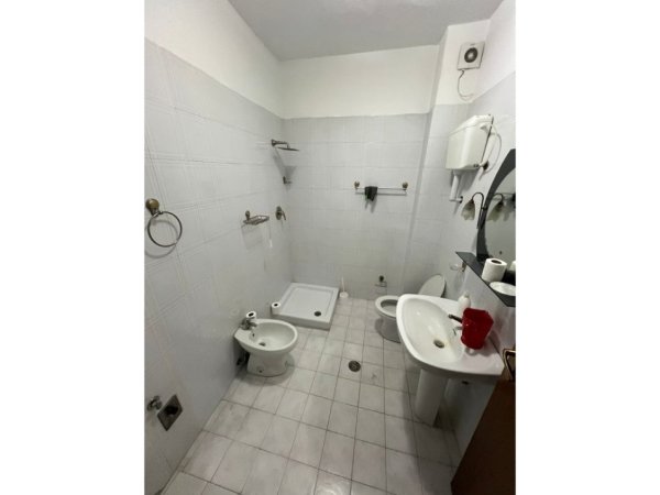 Tirane, jepet me qera apartament 2+1 Kati 2, 130 m² 500 € (Ministrisë së Jashtme)