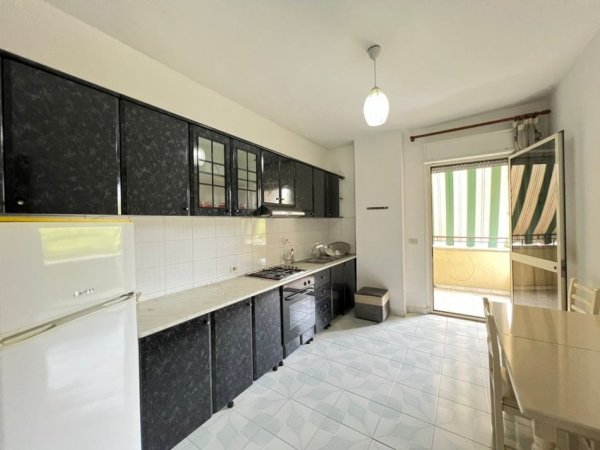 Tirane, jepet me qera apartament 2+1 Kati 2, 130 m² 500 € (Ministrisë së Jashtme)