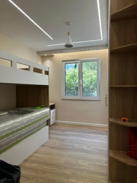 Tirane, jepet me qera apartament 2+1+Ballkon Kati 4, 85 m² 600 € (ish fusha aviacionit)