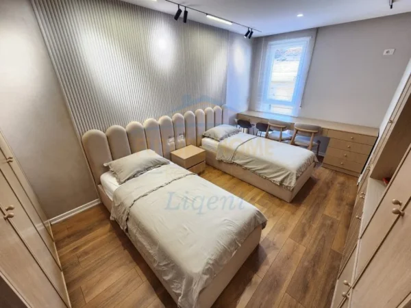 Tirane, jepet me qera apartament 2+1 Kati 3, 100 m² 700 € (Selitë, Tiranë)