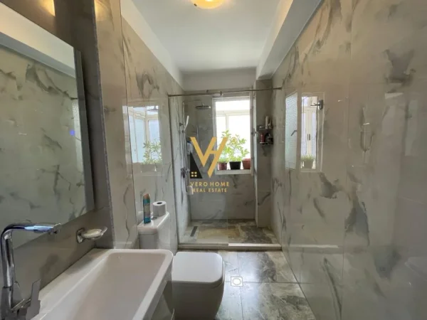Tirane, jepet me qera apartament 3+1+Ballkon Kati 2, 125 m² 1.000 € (BLLOK)