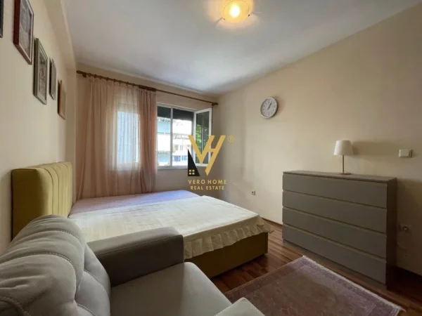 Tirane, jepet me qera apartament 3+1+Ballkon Kati 2, 125 m² 1.000 € (BLLOK)