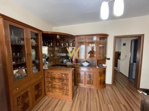 Tirane, jepet me qera apartament 3+1+Ballkon Kati 2, 125 m² 1.000 € (BLLOK)