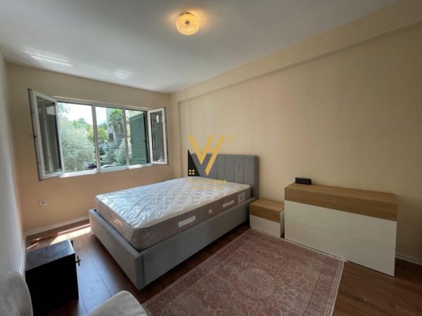 Tirane, jepet me qera apartament 3+1+Ballkon Kati 2, 125 m² 1.000 € (BLLOK)