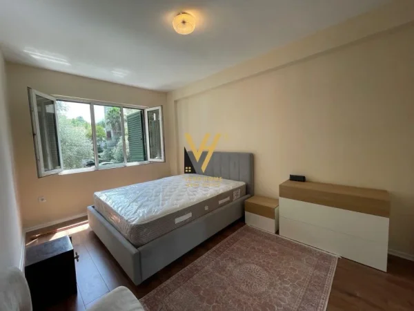 Tirane, jepet me qera apartament 3+1+Ballkon Kati 2, 125 m² 1.000 € (BLLOK)
