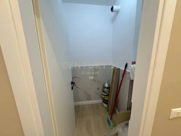 Tirane, jepet me qera apartament 2+1 Kati 1, 93 m² 250.000 € (MYSLYM SHYRI)