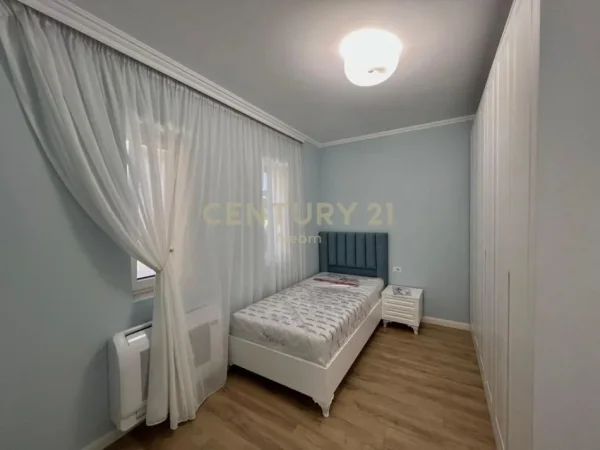 Tirane, jepet me qera apartament 2+1 Kati 7, 140 m² 1.000 € (Liqenit të Thatë)