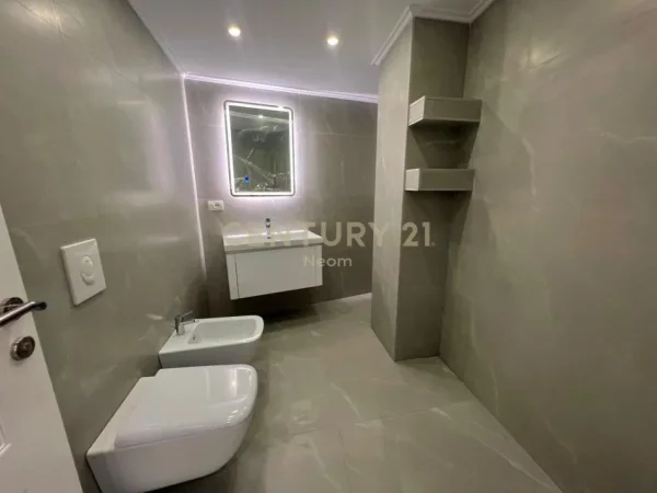Tirane, jepet me qera apartament 2+1 Kati 7, 140 m² 1.000 € (Liqenit të Thatë)