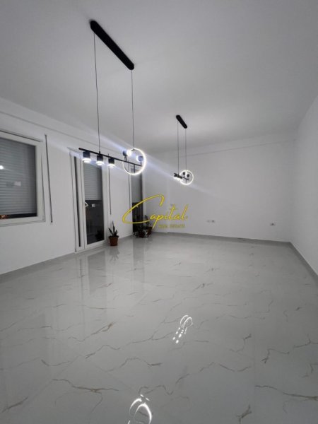 Tirane, jepet me qera zyre Kati 2, 86 m² 510 € (RRUGA 5 MAJI)