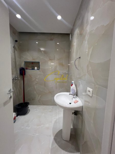 Tirane, jepet me qera zyre Kati 2, 86 m² 510 € (RRUGA 5 MAJI)