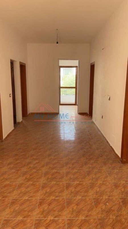 Tirane, jepet me qera apartament 5+1+Ballkon Kati 4, 150 m² 4.000 € (Globi)