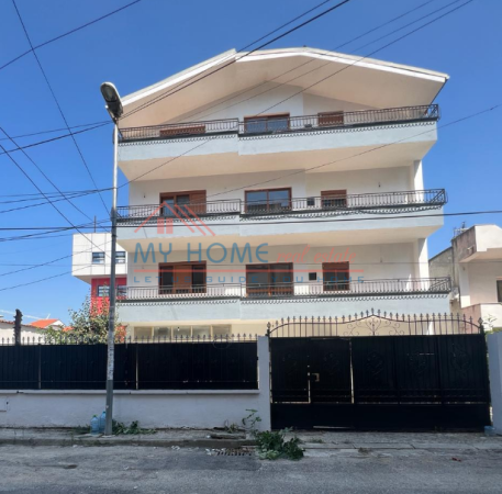 Tirane, jepet me qera apartament 5+1+Ballkon Kati 4, 150 m² 4.000 € (Globi)