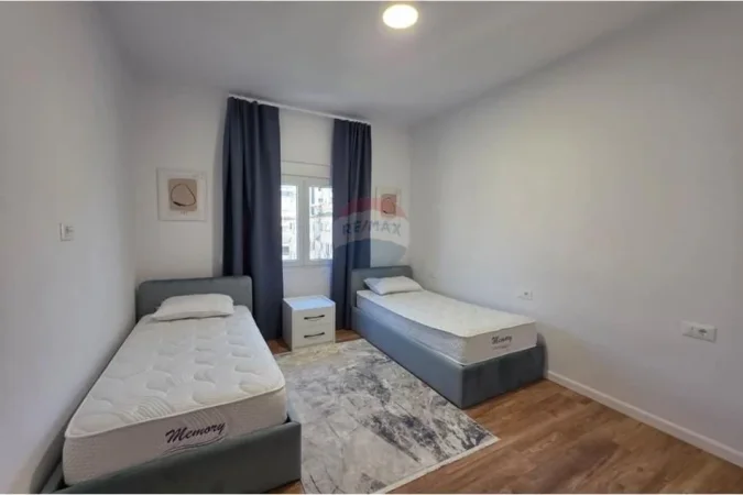 Tirane, jepet me qera apartament 2+1+Ballkon Kati 5, 87 m² 850 € 