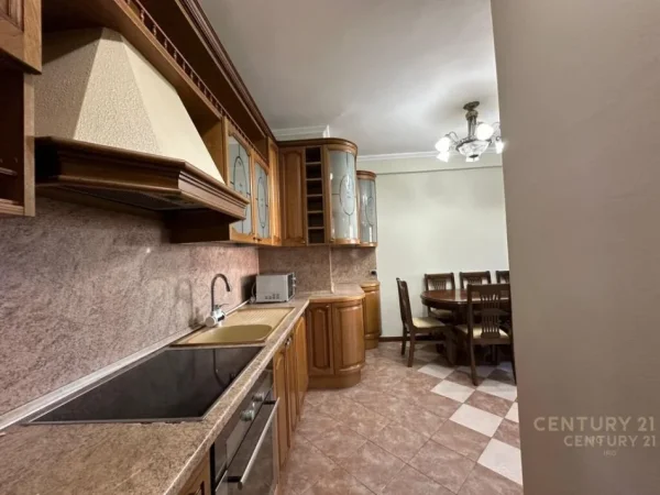 Tirane, jepet me qera apartament 3+1 Kati 3, 138 m² 850 € (Bulevardi Zogu i Parë)