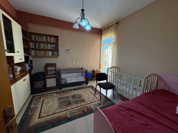 Tirane, jepet me qera apartament 2+1 Kati 3, 110 m² 650 € (Shkolla e Kuqe)
