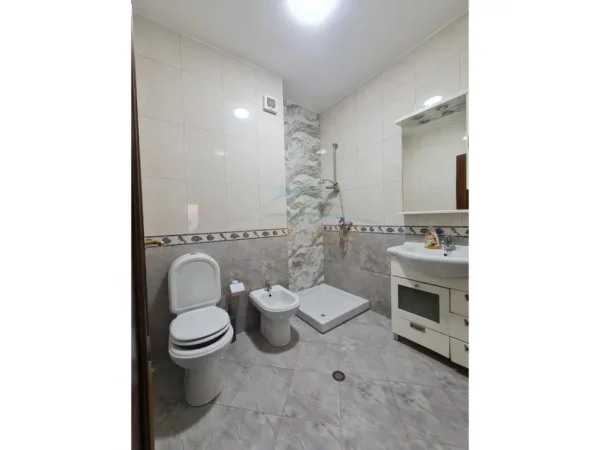 Tirane, shitet apartament 3+1 Kati 3, 138 m² 295.000 € 