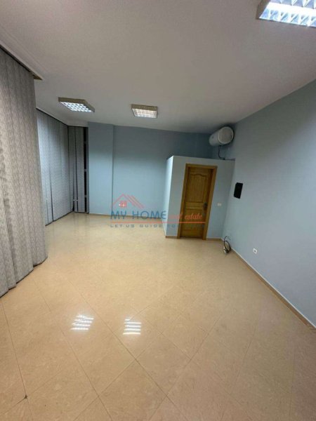 Tirane, jepet me qera zyre Kati 1, 39 m² 400 € (Ish Ekspozita)
