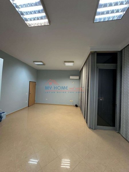 Tirane, jepet me qera zyre Kati 1, 39 m² 400 € (Ish Ekspozita)