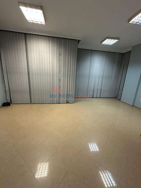 Tirane, jepet me qera zyre Kati 1, 39 m² 400 € (Ish Ekspozita)