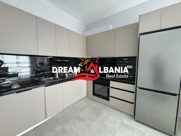 Tirane, jepet me qera 2+1 Kati 7, 105 m² 700 € (Berryli)