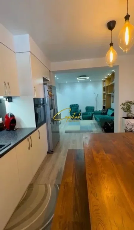 Tirane, jepet me qera apartament 2+1 Kati 3, 100 m² 1.000 € (ISH BLLOKU)