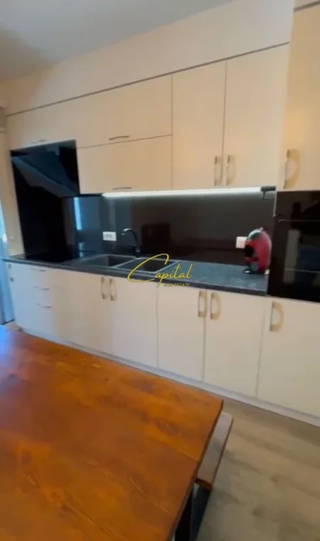 Tirane, jepet me qera apartament 2+1 Kati 3, 100 m² 1.000 € (ISH BLLOKU)