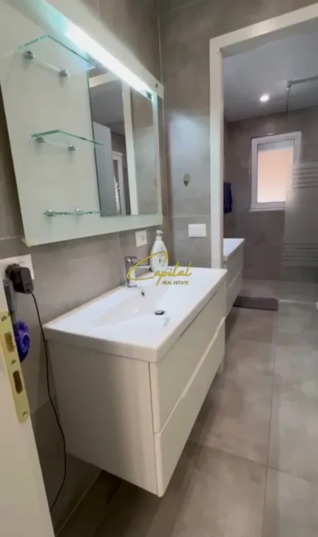 Tirane, jepet me qera apartament 2+1 Kati 3, 100 m² 1.000 € (ISH BLLOKU)