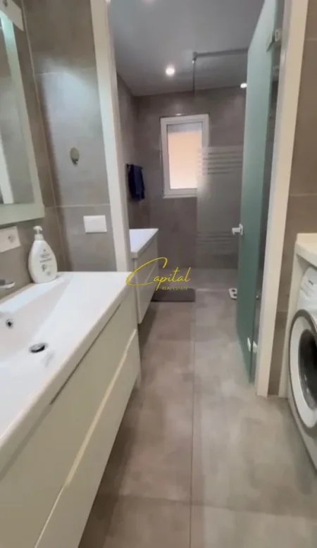 Tirane, jepet me qera apartament 2+1 Kati 3, 100 m² 1.000 € (ISH BLLOKU)