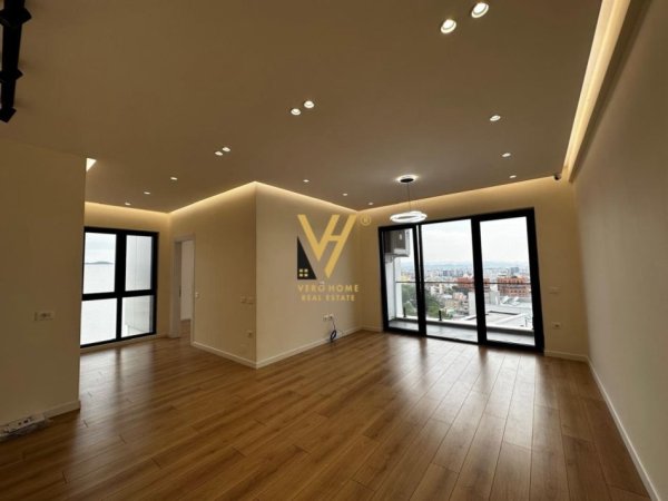 Tirane, jepet me qera ambjent biznesi Kati 9, 105 m² 750 € (FARMACIA 10)