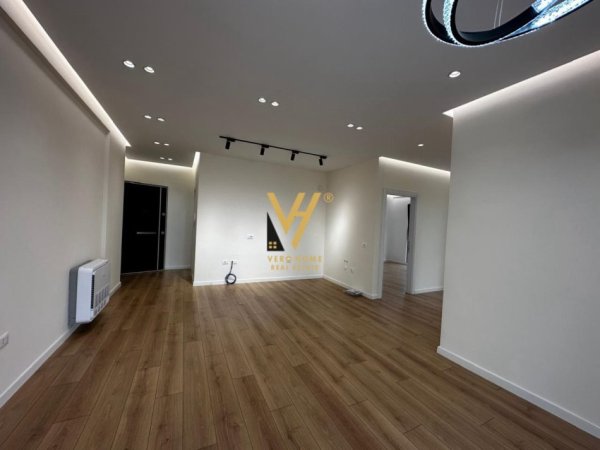 Tirane, jepet me qera ambjent biznesi Kati 9, 105 m² 750 € (FARMACIA 10)
