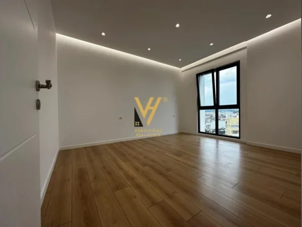 Tirane, jepet me qera ambjent biznesi Kati 9, 105 m² 750 € (FARMACIA 10)