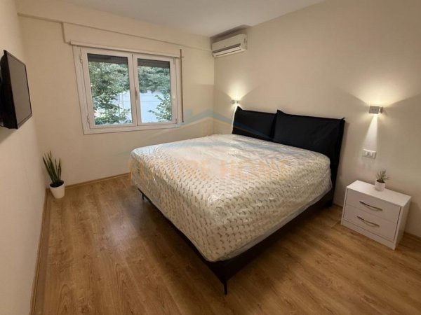 Tirane, jepet me qera apartament 2+1 Kati 4, 110 m² 900 € (Komuna Parisit)