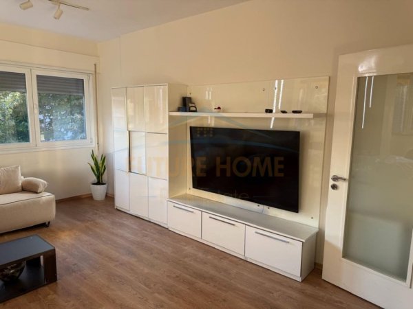 Tirane, jepet me qera apartament 2+1 Kati 4, 110 m² 900 € (Komuna Parisit)