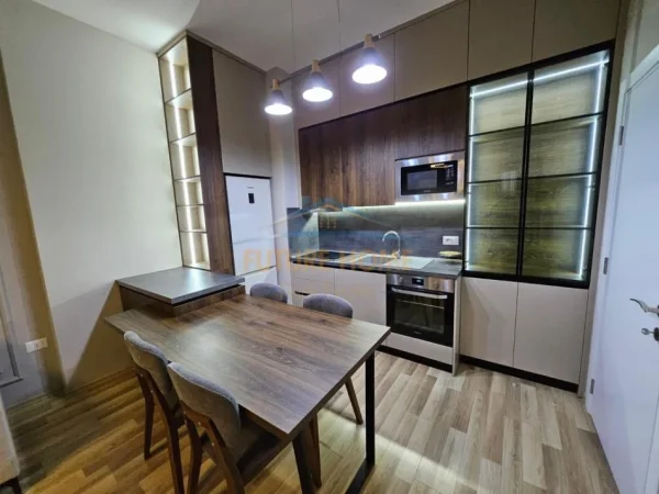 Tirane, jepet me qera apartament 1+1 Kati 3, 58 m² 700 € (Square 21)