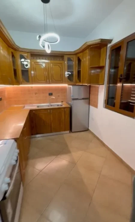 Tirane, jepet me qera apartament 2+1+Ballkon Kati 4, 100 m² 500 € (RRUGA 5 MAJI)