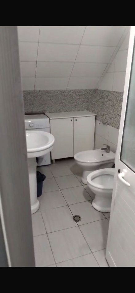 Tirane, jepet me qera apartament 1+1+Ballkon Kati 4, 60 m² 300 € (FRESKU)