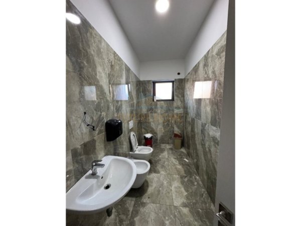 Tirane, jepet me qera ambjent biznesi Kati 1, 370 m² 4.000 € (Rezidenca Future Home,Unaza e Re)