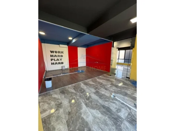 Tirane, jepet me qera ambjent biznesi Kati 1, 370 m² 4.000 € (Rezidenca Future Home,Unaza e Re)