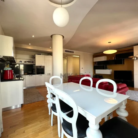 Tirane, jepet me qera apartament 2+1 Kati 7, 123 m² 1.600 € (Bllok)