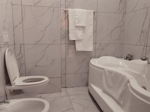Durres, jepet me qera nga Pronari, pa-komision apartament 2+1+Ballkon Kati 0, 103 m² 550 € (Rruga Anastas Durrsaku, afer kishes ortodokse)