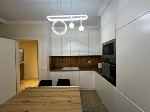 Tirane, jepet me qera apartament 2+1 Kati 2, 111 m² 1.100 € (Pazari i Ri, Rruga Tefta Tashko Koco.)